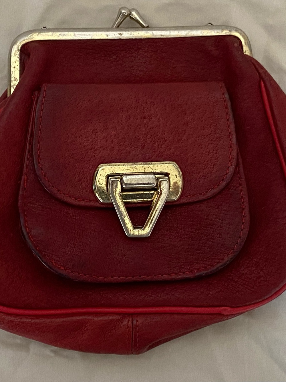 VTG 1970s Red Pebbled Leather Kiss Lock Clutch - Triangle Flip Lock Boho Pouch